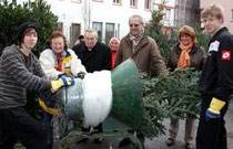 Mainz, 17.12.2011: Kardinal Karl Lehmann (3.v.l.) beim Weihnachtsbaumverkauf des Mainzer Dombauvereins; er wurde begrüßt von der Vorsitzenden des Dombauvereins, Sabine Flegel (2.v.r.)  © Bistum Mainz / Matschak
