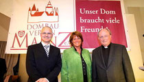 Sabine Flegel, neue Vorsitzende des Dombauvereins, wurde gestern mit überwältigender Mehrheit gewählt. Auch Bernd Koslowski, Mitglied der Geschäftsleitung der Verlagsgruppe Rhein-Main (l.), und Domdekan Heinz Heckwolf gratulierten.Sascha Kopp