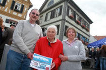 Elisabeth Haag mit Sohn Helmut und Tochter Silvia Weimer freut sich über den Sieg ihres Hauses am Schönbornplatz 4. Foto: hbz/Stefan Sämmer