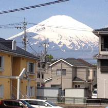御殿場のアパートの窓から富士山が
