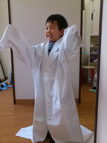 時々小さな“助手”が現れます
