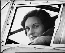 Jean Batten im Cockpit