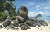 am 'Bacardi-Strand' von La Digue