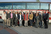 Die komplette Gruppe vor dem Reisebus