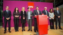 Wurden von Sigmar Gabriel in ihren neuen Ämtern vorgestellt: Heiko Maas, Andrea Nahles, Manuela Schwesig, Barbara Hendricks, Frank-Walter Steinmeier, Aydan Özoguz und Thomas Oppermann (Foto: DPA)