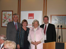 Holger Ansmann, Karin Evers-Meyer und Volker Block zusammen mit Herta Hellmann, die seit 65 Jahren in der SPD Wilhelmshaven aktiv ist.