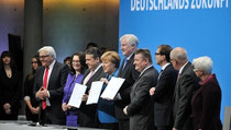 Unterzeichneten heute den Koalitionsvertrag: Die Parteivorsitzenden und Generalsekretäre von SPD und Union. (Foto: DPA)