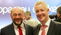 Haben sich auf dem Parteitag am Sonntag getroffen: Der Präsident des Europäischen Parlaments Martin Schulz und MdEP Matthias Groote. (Foto: Matthias Groote)