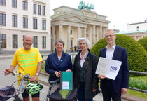 neben mir von links Frau Dr. Hendricks, U. Schauws, MdB, Dr. Ernst (Foto:BMUB)