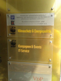 Schild am Eingang zu den WWF-Büros in Berlin