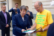 Frau Dr. Hendricks nimmt die Unterlagen entgegen (Foto:BMUB)