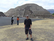Vor der Mondpyramide Teotihuacáns