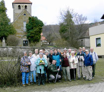 Wandergruppe vor Mauer