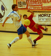 Der FSV Pösing musste sich trotz aller akroba- tischen Verrenkungen dem Endspielgegner SV Schönthal (Johannes Erhardt li.) mit 2:6 geschlagen geben