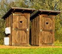 Duschkabine und Klohaus aus der Holz-Manufaktur Pletz
