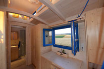 Tiny House Innenausbau mit Wohnzimmer und Küche