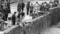 18. August 1961 am Potsdamer Platz: Die Handwerker werden von bewaffneten Volkspolizisten bewacht. | Bildquelle: dpa