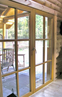 Holzhaus bauen - Blockbohlenhaus - Blick auf Terrasse in Niedesachsen - Individuelle Planung - Holzhäuser - Blockhäuser - Blockhausbau - Massivholzhaus