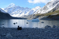Chilly-Toni mit Eisscholle und Bergpanorama