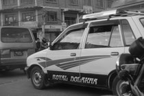 Ein Nepal-Taxi bahnt sich den Weg ...
