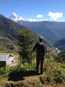 Oh Du wunderbares Bergidyll, ich vermiss Dich so. Hinten ragt der "Mt. Machhapuchchhre" (6997m) auf. Auch bekannt als "Mt. Fishtail".