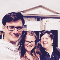 Wir und Chrissy vor ihrem B&B. Bevor einer was sagt ... der Bart ist mittlerweile wieder dran! ;-)