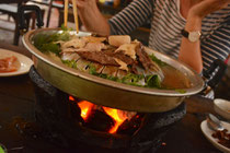 "Sindad" - Traditionelles Laotisches BBQ - Eine Mischung aus Grillen und Hot Pot