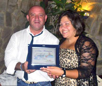 il Prof. Nicolò Mannino consegna la targa di merito ad Elisa Martorana