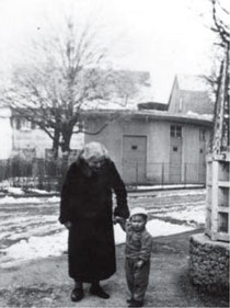 Frieda Herrmann mit einem ihrer drei Enkelkinder, H. (Name anonymisiert) in der Schafstraße 22, Anfang 1936, kurz vor ihrem Tod, aus WERNER 1998, S. 83