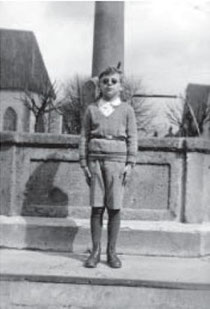 Rolf Weil aus Zehnjähriger vor dem Ochsenbrunnen in Nürtingen, die dunklen Augengläser trug er wegen eines Augenleidens, 1931/32, aus WERNER 1998, S. 126