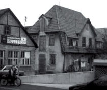 Hinter seinem Wohnhaus ließ Heinrich Herrmann 1911 ein separates Stallgebäude (Kalkoferstraße 5) errichten, aus WERNER 1998, S. 91