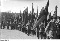 Aufmarsch des Reichsbanners Schwarz-Rot-Gold, Okober 1924, Bundesarchiv, Bild 102-00774/CC-BY-SA, Lizenz: Creative Commons Attribution-Share Alike 3.0 Germany