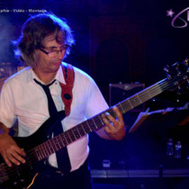 Denis Pirlot : Musicien professionnel et professeur de musique ( dans le groupe ,guitariste ) , tous les instruments !