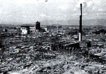 四日市市中心街の焼け跡。左の建物が四日市市役所