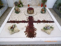 Doppelgrab mit "Kreuz-Symbol"