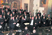Unter der bewährten Leitung von Stadtmusikdirektor Rudolf Barth gibt die Stadtmusik Geisingen am Sonntagabend in der voll besetzten Geisinger Stadtkirche St. Nikolaus ein interessantes Konzert mit Stü