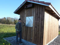 Ein weiterer Turmfalkenkasten unter dem Giebel (Foto: R. Götz)