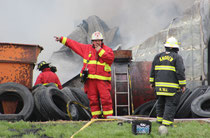 Bellevue Fire Chief Kent Clasen directs fire fighters.