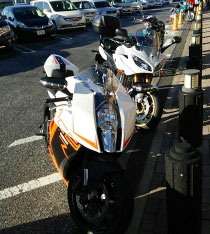 KTM RC8 RとYAMAHA FAZER8