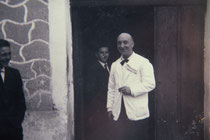 1965. Agapito echando el cigarrillo antes de dar la boda. Jesús Torrego.