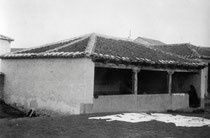 1960. Fuente con secadero. Carlos Alvarez