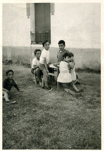 1963.niños jugando al lado de la casa de Francisco y Leonor. Juan José Gilsanz