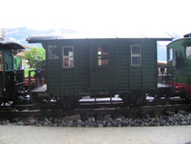 Grüner Gepäckwagen