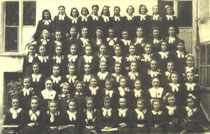 Suor Ersilia con le allieve del collegio