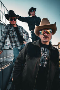 Dieses Jahr gibt es live Musik vom feinsten beim Kerzenscheinschwimmen!LEON LADWIG kommt nach Westerkappeln und hat seine Band dabei! Country in Topform!!! 
