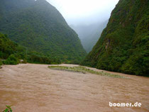 peruanischer Fluss zur Regenzeit