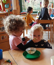 Groß und Klein bereiten das gesunde Frühstück vor