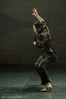 Ana Morales in "Sin permiso (Canciones para el silencio)" 2019 im tanzhaus nrw/Color-Foto by Boris de Bonn