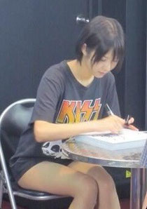 Twitterに掲載されたサイン会の写真画像。Tシャツがイカス。