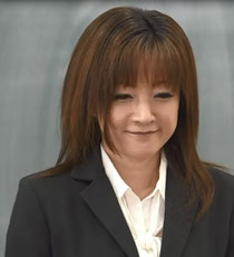 小森さん、気弱でカワイイ美熟女担当。オナホをつかった手コキシーンがいい。
